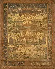 Photo couleur d'une tapisserie figurant une vison bouddhique du paradis, un bouddha et ses adeptes au centre d'un complexe religieux (couleurs dominantes : or et bronze).