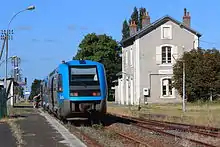 Train des plages circulant entre Saumur et Les Sables-d'Olonne en gare
