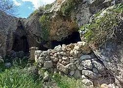 Grotte du sanctuaire de Poséidon du cap Ténare, identifiée avec la grotte sacrée évoquée dans des textes antiques, qui y voient une entrée vers les Enfers.