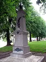 À Taisnil, le monument aux morts se dresse face à l'église.