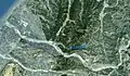 Photo couleur : vue aérienne du cours d'un fleuve jusqu'à son embouchure.