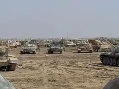 Quelques-uns des centaines de blindés irakiens, hors d'état de combattre faute de pièces de rechange, dans le camp militaire de Taji (en).