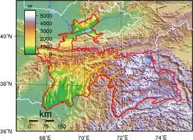 Le système de l'Alaï est visible au centre de cette carte du Tadjikistan. Il s'étend horizontalement d'est en ouest. La moitié orientale de ce système constitue les monts Alaï proprement dits, longés au sud par la vallée d'Alaï. La moitié occidentale de cette longue barrière est formée de la double chaîne des monts Turkestan au nord et monts Zeravchan au sud, enserrant l'étroite vallée de la rivière Zeravchan. La vaste dépression située au nord du système de l'Alaï est la vallée de Ferghana.