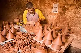 Poterie de tajine au Maroc.