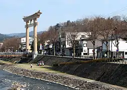 Torii sur la rivière Miyagawa.