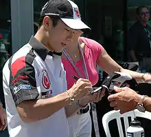 Photo de Takuma Satō lors d'une séance d'autographe en 2005