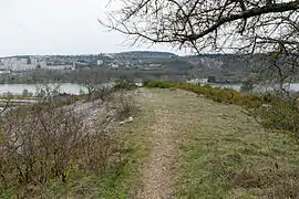 Chemin menant à la vue sur le lac Kir