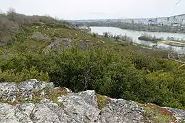 Vue sur une combe et le lac kir                                                                         -