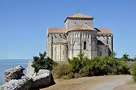 Le chevet de l'église surplombant l'estuaire de la Gironde.