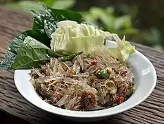Tam som o nam pu, avec du pomelo et de l'extrait de crabe (une spécialité du nord de la Thaïlande).
