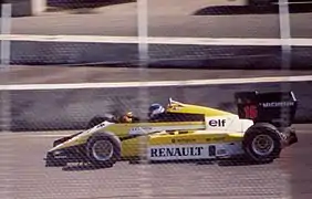 Photographie d'une monoplace de Formule 1 jaune, vue de profil.