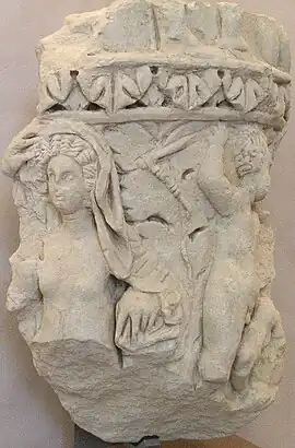 Fragment de relief sur pierre figurant deux personnages dont un personnage féminin sur la gauche