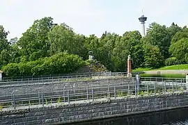 Le pont de la piste du palais et le mémorial de Kotkankallio.