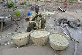 Fabrication de paniers avec la fibre de palmier à huile