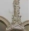 Sculpture surmontant, dans l'église, la chaire à prêcher.