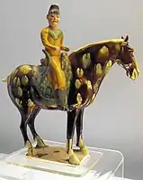 Un cavalier sur son cheval. Céramique funéraire mingqi aux trois couleurs, H. 40 cm env.. Dynastie Tang