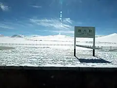 Panneau de la gare de Tanggula sous la neige