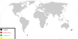 Carte montrant les divers localités d'où furent répertoriée les différentes espèces de Taniwhasaurus : en noir, Taniwhasaurus oweni ; en rouge, Taniwhasaurus antarcticus ; en vert Taniwhasaurus 'capensis' ; en jaune Taniwhasaurus 'mikasaensis.