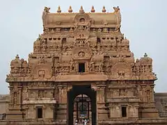 Le gopuram de l'entrée du temple de Brihadesvara. Tanjore, (v. 1035).