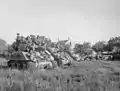 Des chars Sherman transportant des soldats attendant le lancement de l'opération, 18 juillet 1944.