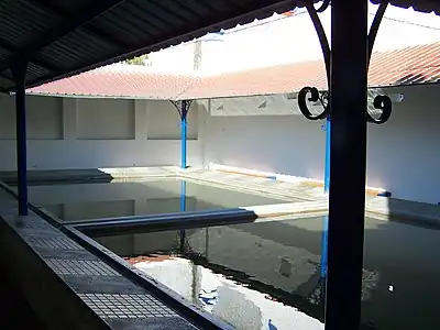 Lavoir à Cabeção, Portugal, aujourd'hui. Notez les deux bassins et la margelle en pierre inclinée.