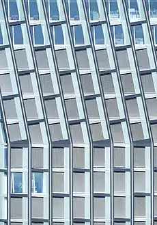 La façade du Tanzende Türme (de), gratte-ciel à Hambourg. Avril 2022.