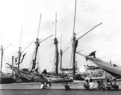 Goélettes traditionnelles pinisi dans le port de Taopere à Makassar (1994)
