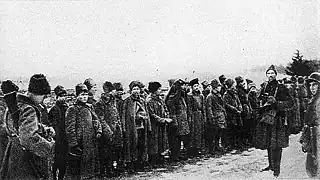 Prisonniers russes après la bataille, Karl Parts tenant des jumelles.