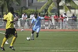 Vue d'un footballeur dégageant un ballon de football