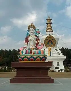 Statue de Tārā devant le grand chörten de Mindroling.