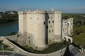 Tours du château avec le Rhône en arrière-plan
