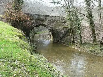 Pont sur le Taravellou au nord du lieu-dit Bord, en limite de Saint-Rabier (à gauche) et Châtres.