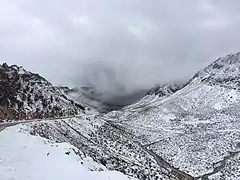 Le col de Taraz sous la neige en hiver.
