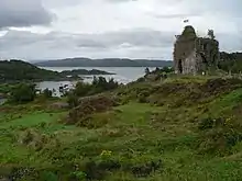 Le château de Tarbert. Il revint à Jean d'Écosse, et fut renforcé par Robert Ier d'Écosse pour le protéger des insulaires.