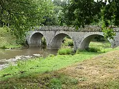 Pont sur la Tardes au sud-ouest du bourg.