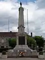 Le monument aux morts devant l'église Saint-Romain (juin 2013).