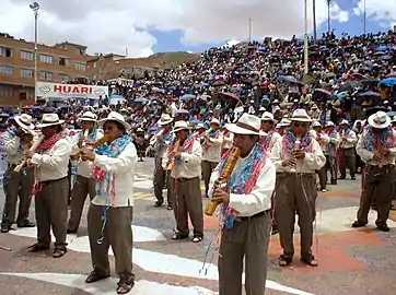 Une "tarkeada" (troupe de musiciens jouant de la flûte "tarka") au Carnaval d'Oruro en 2010.