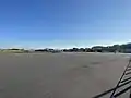 Tarmac aéroport La Baule vue sur les hangars près du musée (11 nov 2021)