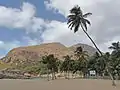 Orgues basaltiques (à gauche) et monte Graciosa depuis la plage de Tarrafal.