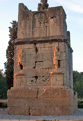 « Tour des Scipions » (tombe romaine du Ier siècle av. J.-C.).