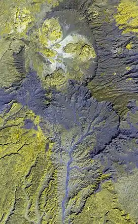 Image satellite en fausses couleurs du Tarso Yega (en haut).