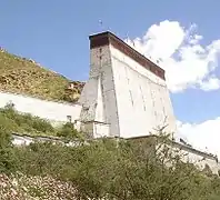 Vue latérale avant du mur avec son contrefort et sa terrasse en 2005.