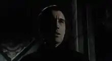 Christopher Lee en Dracula dans un endroit obscur.