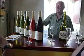 Vue de cinq bouteilles de Chevreny, blanc, rosé et rouge.