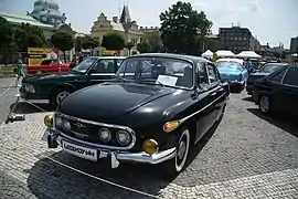 Vue de trois-quarts avant d'une voiture ancienne noire.