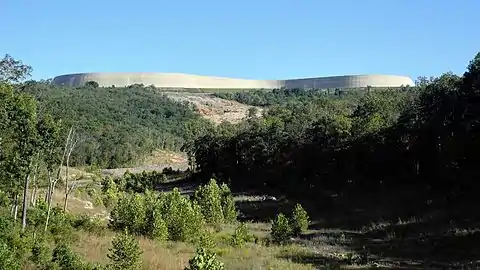 Le réservoir de remplacement achevé, vu à partir de l'affouillement créé par l'effondrement de l'original.