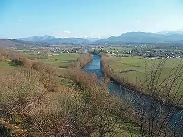 Vue du bas Couserans depuis le rocher de Roquelaure. À gauche du Salat le bourg de Taurignan-Vieux, sur la droite Sentaraille.