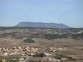 Vue du mont Tauch (arrière-plan) avec la barre rocheuse de la Devèze (second plan) depuis Tautavel.