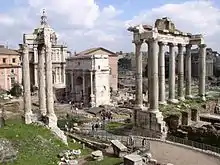Temple de Vespasien à gauche, temple de Saturne à droite.