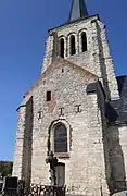 Le transept est ici placé directement à l'entrée de l'église. Il est surmonté d'une  salle de refuge.